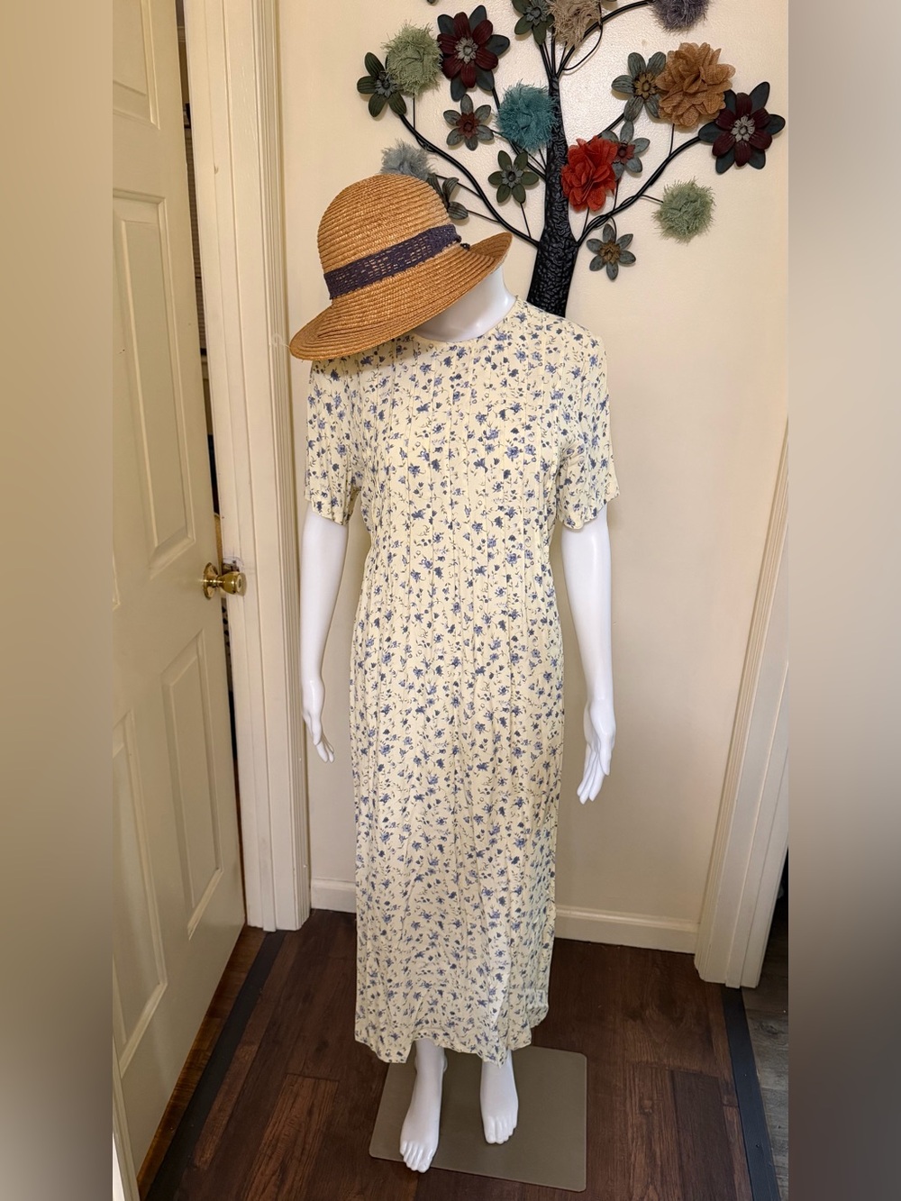 Vintage feminine Butter Yellow Floral Maxi Dress - - Picture 3 of 7